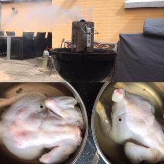Sprængt kylling stegt på grillen med rotisseri