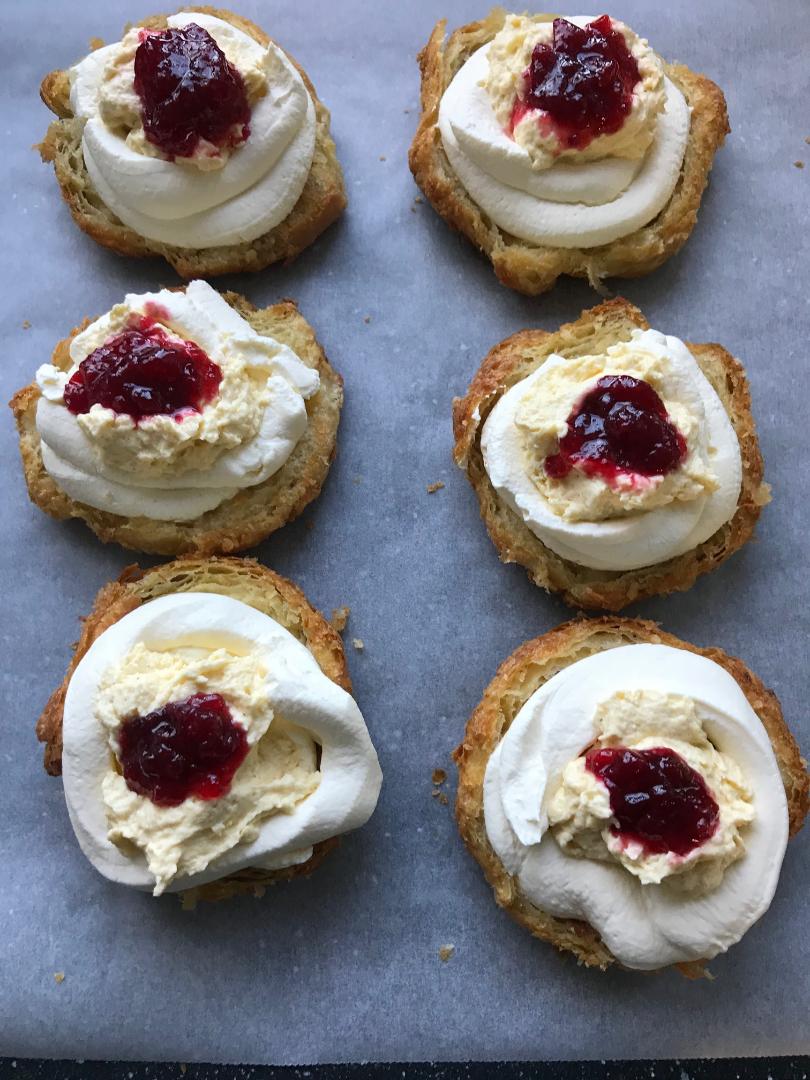 Luksus fastelavnsbolle af wienerdej fyldt med marmelade vaniljecreme og fløde