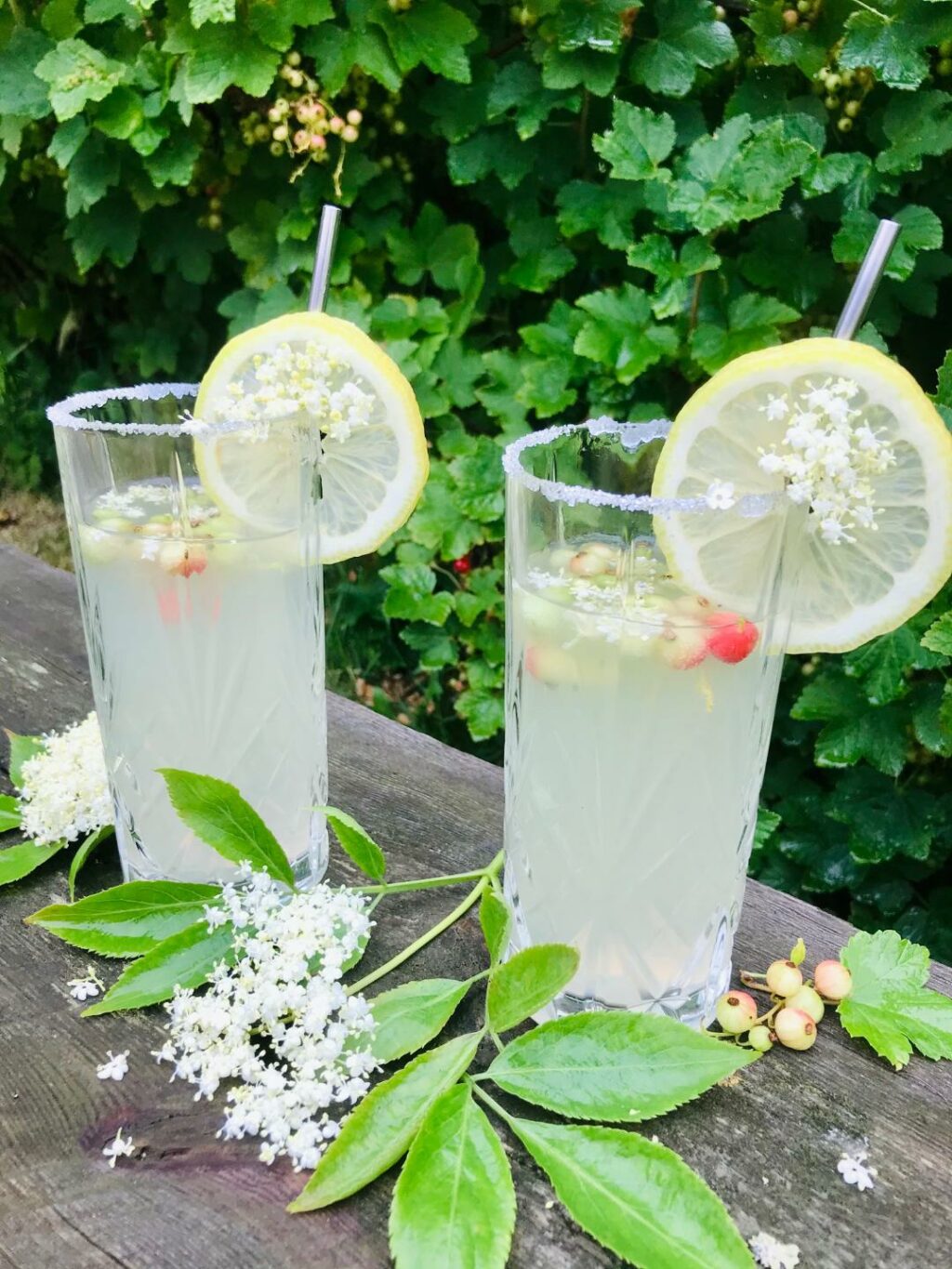 sommerdrink med hyldeblomst og gin