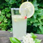 sommerdrink med hyldeblomst og gin